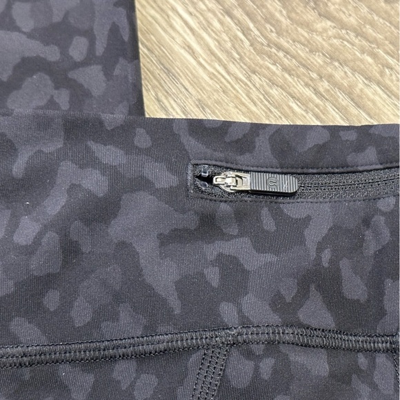 🤍🖤Lululemon Dark Gray Textured Leggings🤍 - Picture 7 of 8